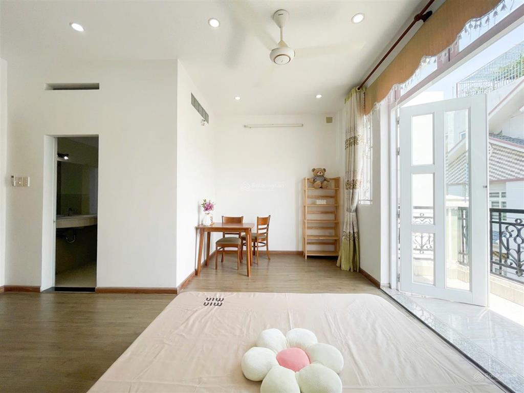 Phòng mới tách bếp, 45m, ban công ngay tòa etown cộng hòa.