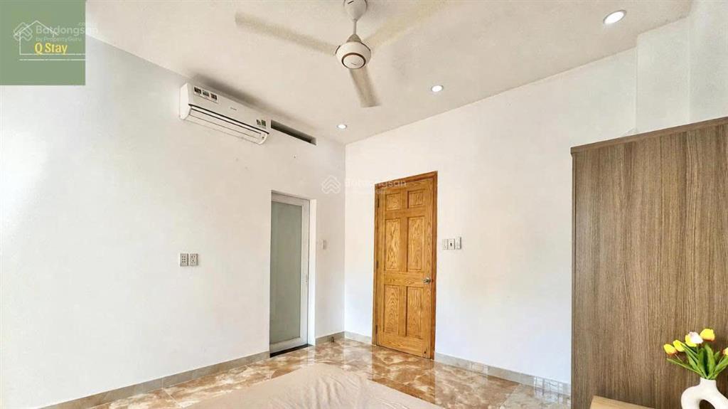 Phòng ban công 40m, tách bếp, gần sân bay  full nội thất.