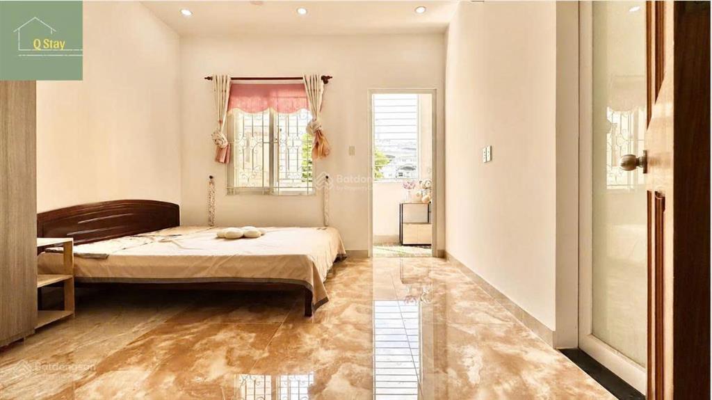 Phòng ban công 40m, tách bếp, gần sân bay  full nội thất.