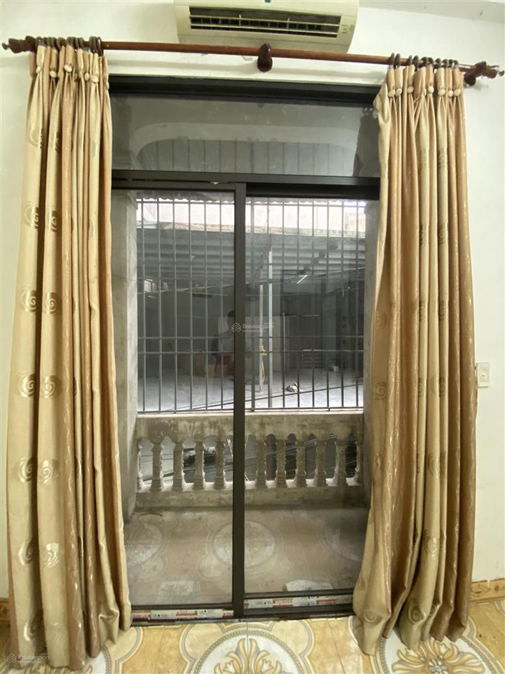 Cho thuê nhà riêng tại ngõ 77, bằng liệt, 4 tầng 40m2, 5pn, 3wc, hàng hiếm giá siêu hời