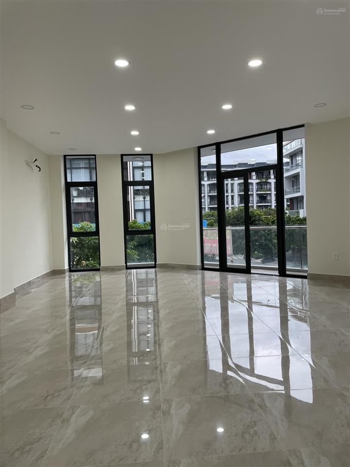 Cho thuê nhà căn góc 2 mặt tiền vạn phúc city, vị trí đẹp trung tâm kđt