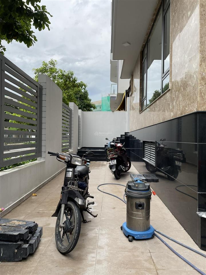 Cho thuê nhà căn góc 2 mặt tiền vạn phúc city, vị trí đẹp trung tâm kđt