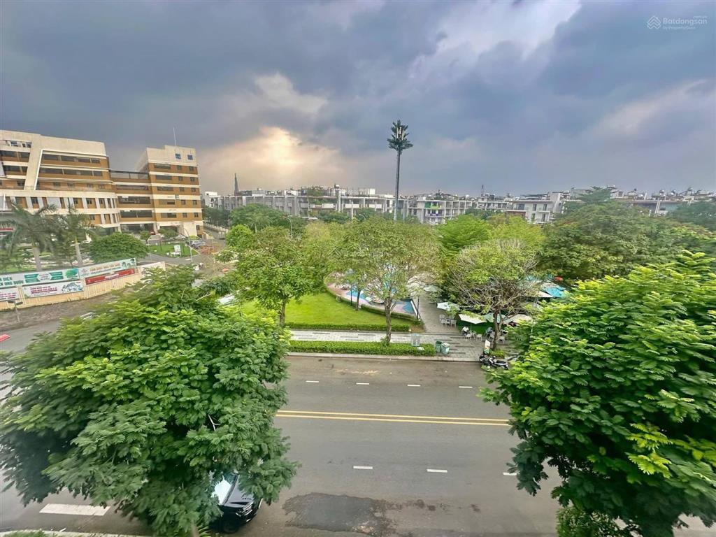 Cho thuê nhà căn góc 2 mặt tiền vạn phúc city, vị trí đẹp trung tâm kđt