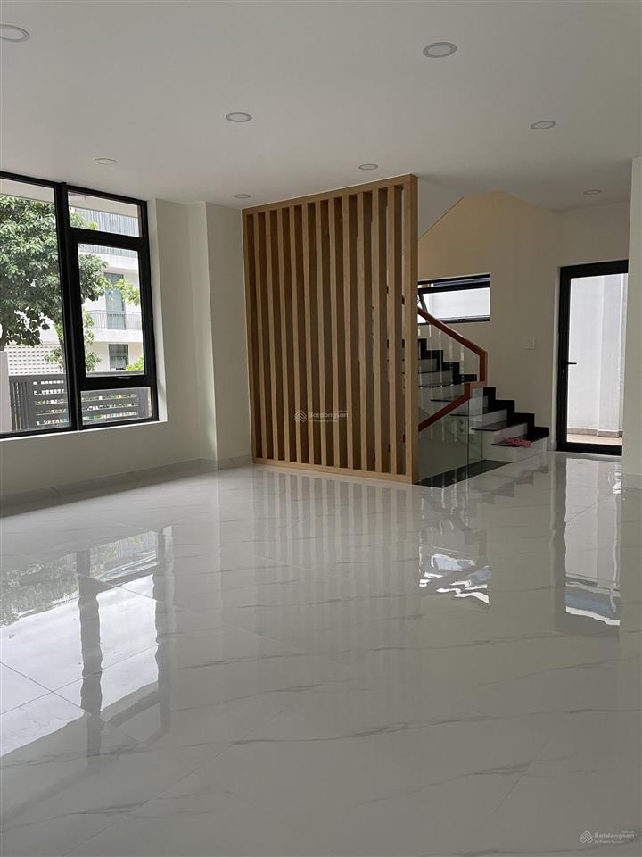 Cho thuê nhà căn góc 2 mặt tiền vạn phúc city, vị trí đẹp trung tâm kđt