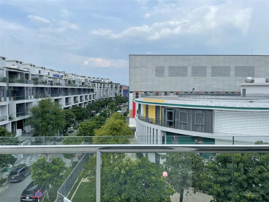 Cho thuê nhà căn góc 2 mặt tiền vạn phúc city, vị trí đẹp trung tâm kđt