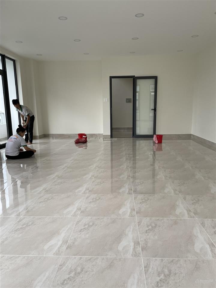 Cho thuê nhà căn góc 2 mặt tiền vạn phúc city, vị trí đẹp trung tâm kđt