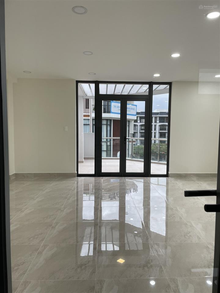 Cho thuê nhà căn góc 2 mặt tiền vạn phúc city, vị trí đẹp trung tâm kđt