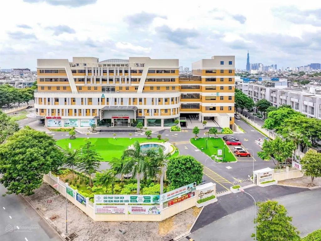 Cho thuê nhà căn góc 2 mặt tiền vạn phúc city, vị trí đẹp trung tâm kđt