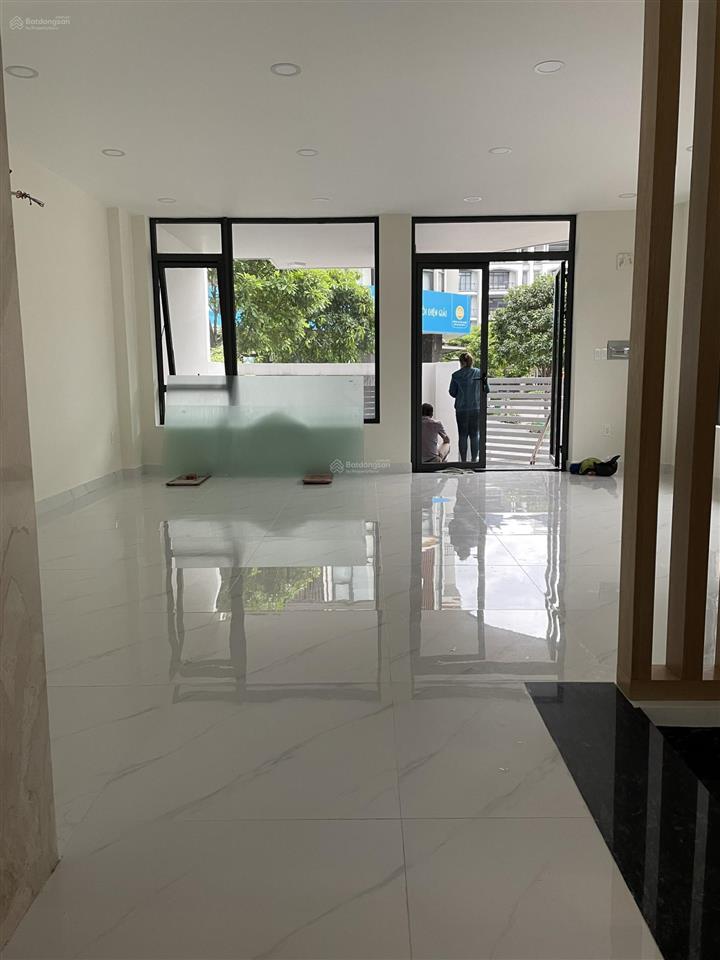 Cho thuê nhà căn góc 2 mặt tiền vạn phúc city, vị trí đẹp trung tâm kđt