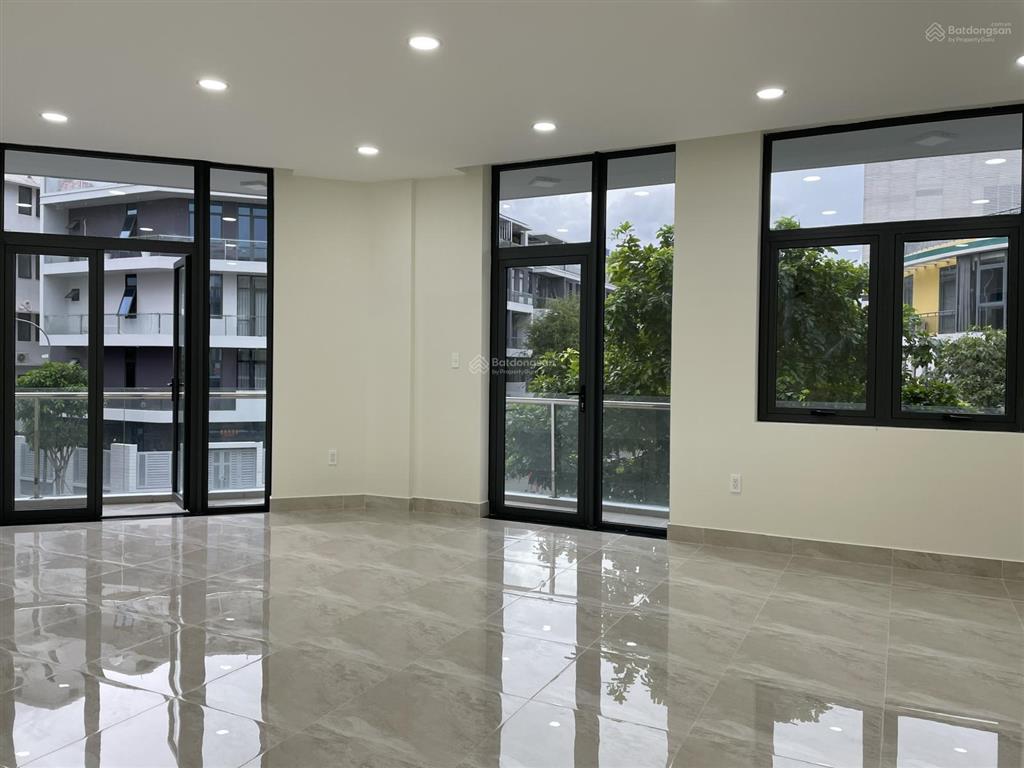 Cho thuê nhà căn góc 2 mặt tiền vạn phúc city, vị trí đẹp trung tâm kđt