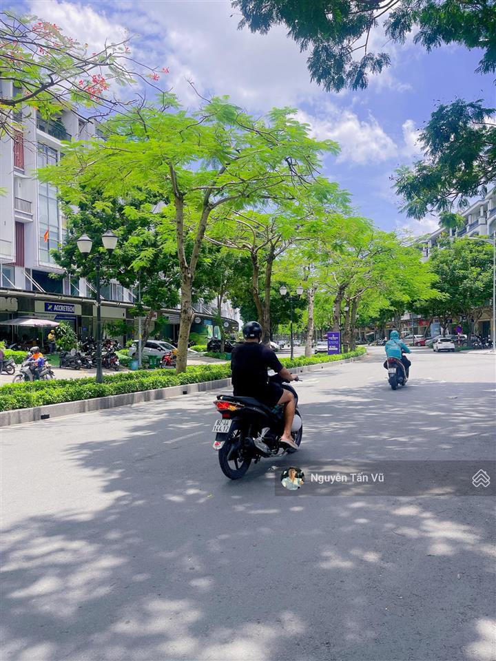 Cho thuê tòa nhà, căn góc 2 mặt tiền 1200m2 giá 150 triệu/tháng tại vạn phúc city