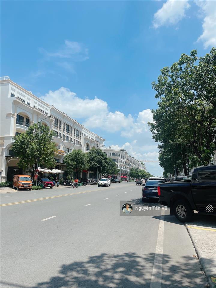Cho thuê văn phòng 70m2 có ban công giá chỉ 9tr9 tại vạn phúc city