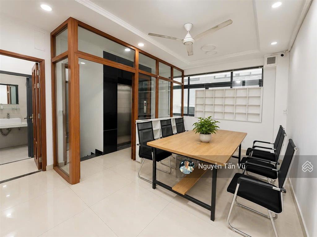 Văn phòng cho thuê 80m2 ngăn sẵn 2 phòng làm việc + phòng khách giá chỉ 13 triệu/tháng tại vạn phúc