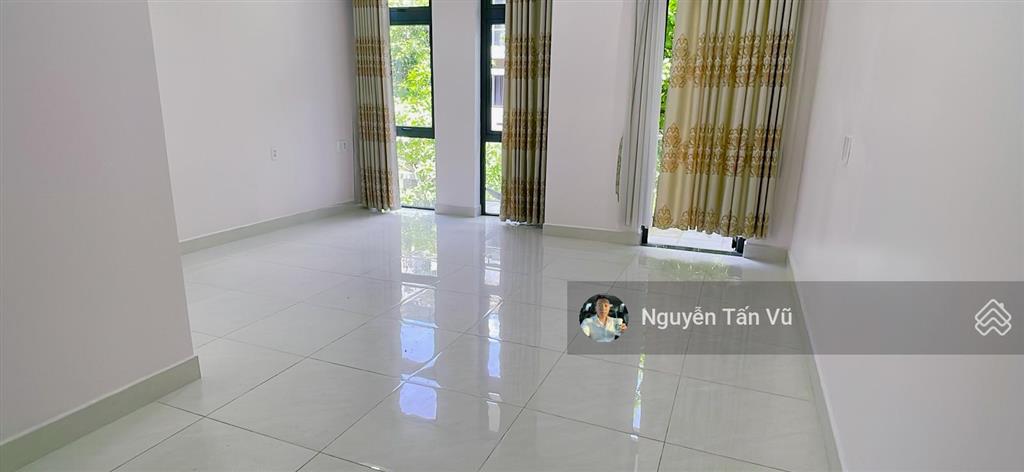 Cho thuê văn phòng 40m2 có ban công giá chỉ 7 triệu/tháng tại vạn phúc city