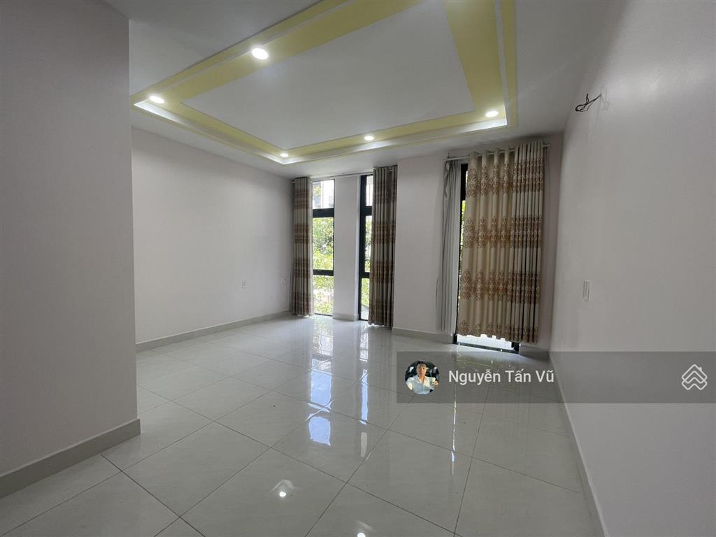 Cho thuê văn phòng 40m2 có ban công giá chỉ 7 triệu/tháng tại vạn phúc city