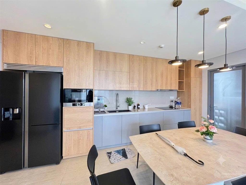Hot deal cho thuê căn 3pn giá tốt 39tr, view tầng cao thoáng mát, nhà rộng rãi, trống sẵn vào liền