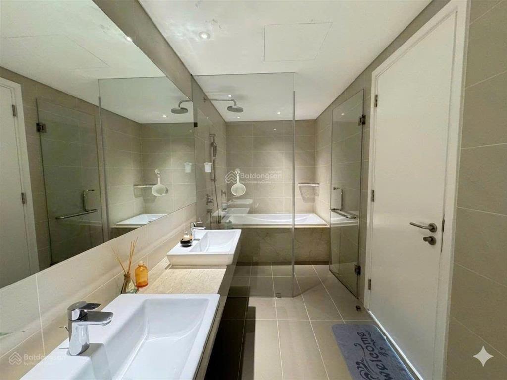 Hot deal cho thuê căn 3pn giá tốt 39tr, view tầng cao thoáng mát, nhà rộng rãi, trống sẵn vào liền