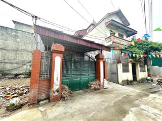 79m lô góc 2 mặt thoáng, sẵn nhà cấp 4 ở ngay hoặc cho thuê được luôn.
vị trí cực đẹp