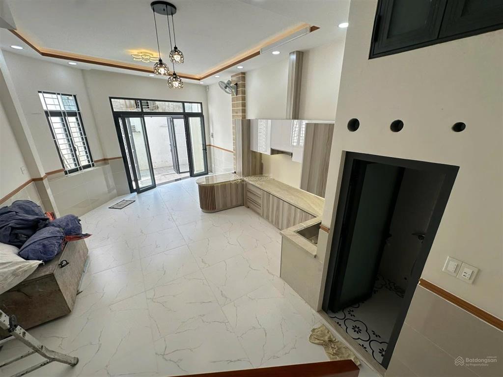 Bán nhà . nguyễn thế truyện .lô góc 4 tầng