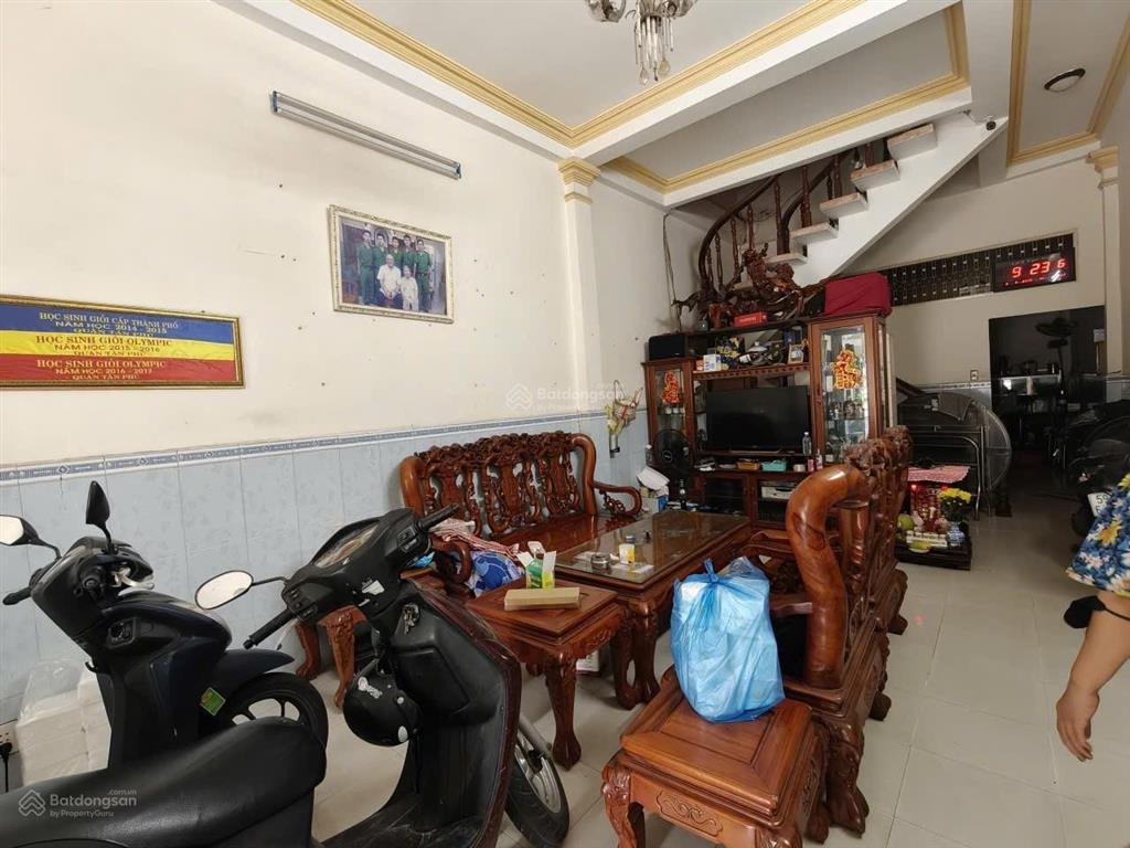 Bán nhà tân phú ngang 4m dài 18m