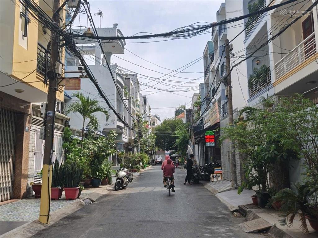 Bán nhà tân phú ngang 4m dài 18m