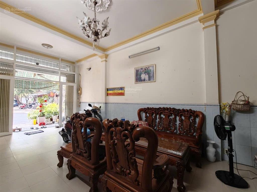 Bán nhà tân phú ngang 4m dài 18m