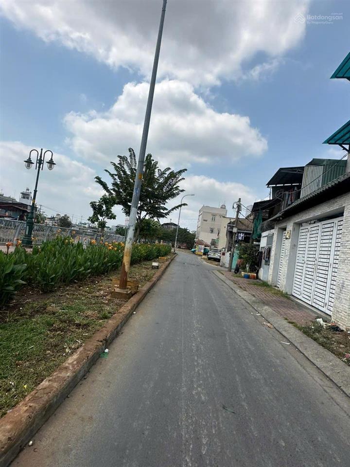 Nhà mặt tiền đường ụ cây p10, q8 cách cầu nguyễn tri phương q5 300m