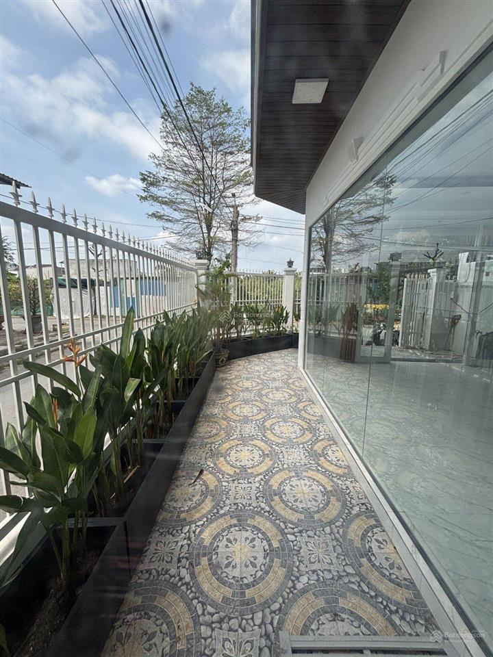 Lại lên siêu phẩm góc 2 mặt tiền. ngang 6,8m. đường 12m. phước kiển nhà bè. có 8.9 tỷ thôi.