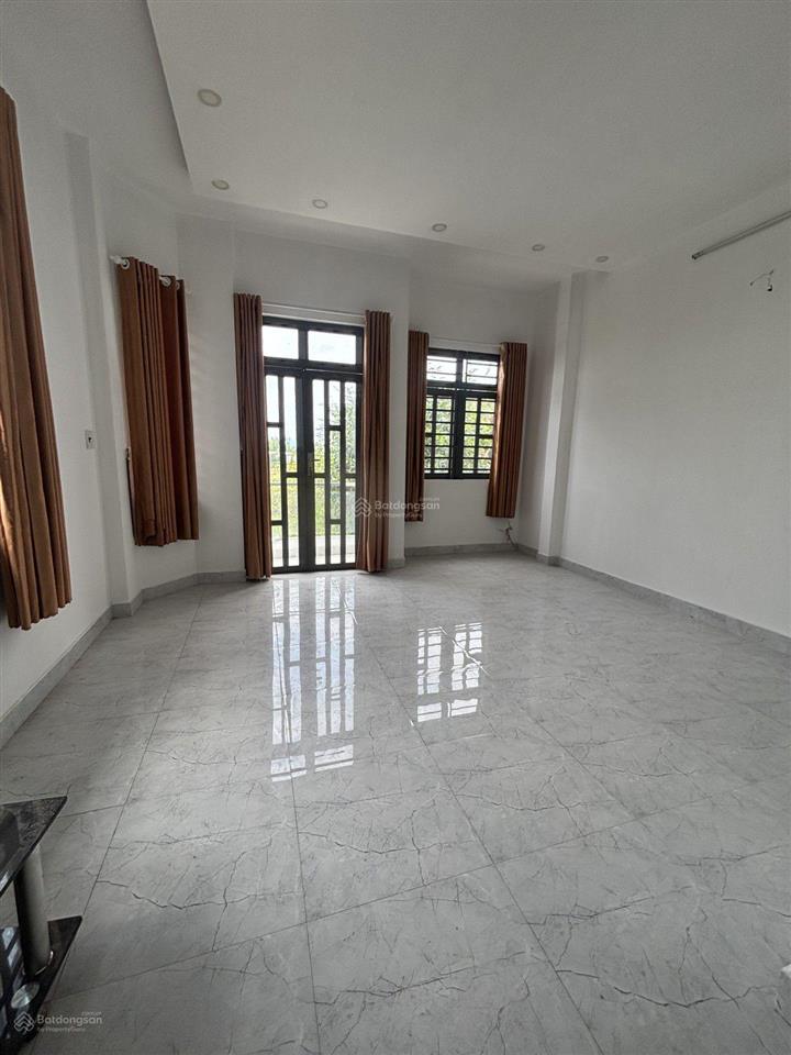 Lại lên siêu phẩm góc 2 mặt tiền. ngang 6,8m. đường 12m. phước kiển nhà bè. có 8.9 tỷ thôi.