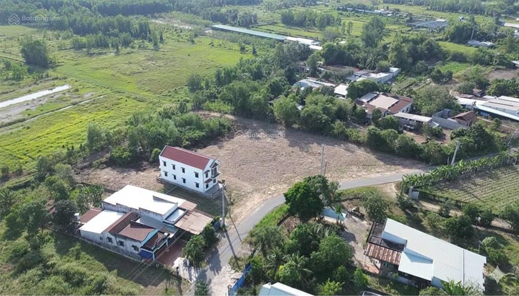 Cần bán gấp lô đất vườn thổ cư dt 716m2 (khu vực lên thổ cư được) shr giá chỉ từ 2,1tr/ m2