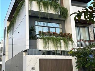 Chủ cần bán nhanh nhà phố 3 tầng, tổng diện tích gần 1000m2, full nội thất cao cấp