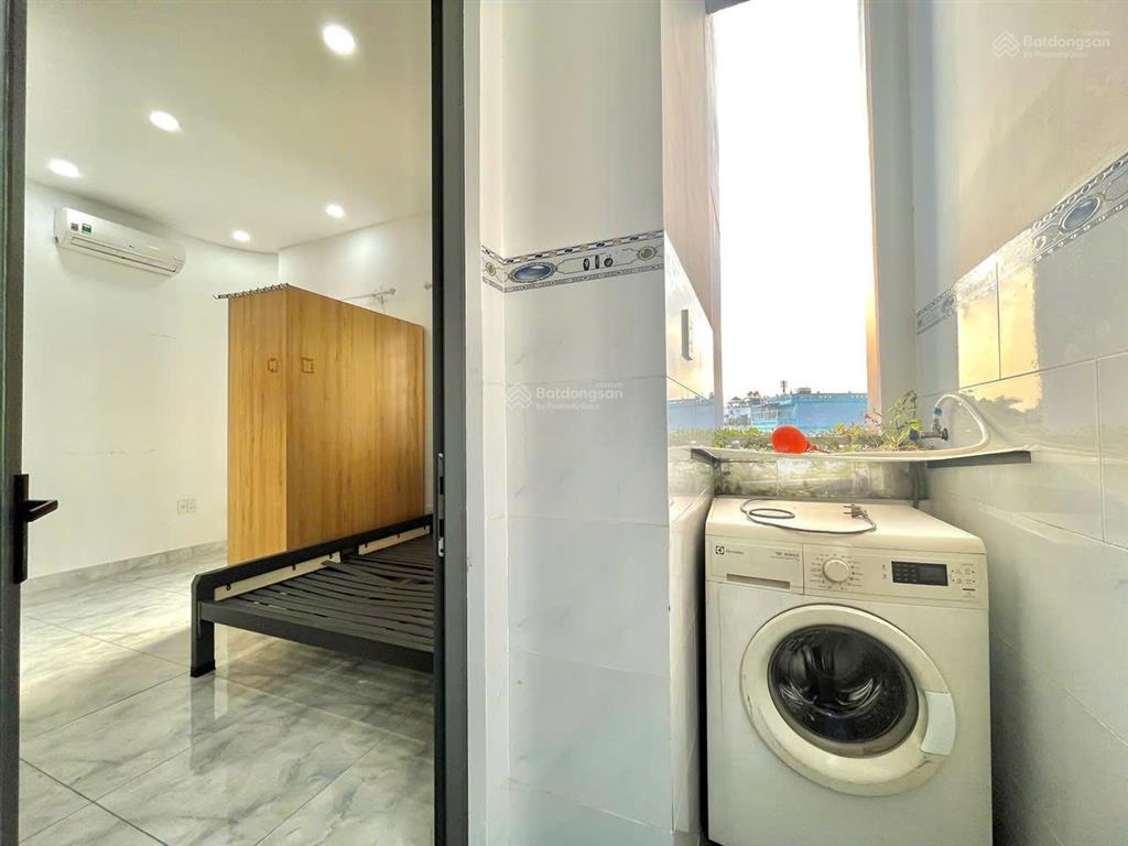 Ban công full nội thất  tách bếp  ngay mặt tiền đường trường chinh  cầu tham lương