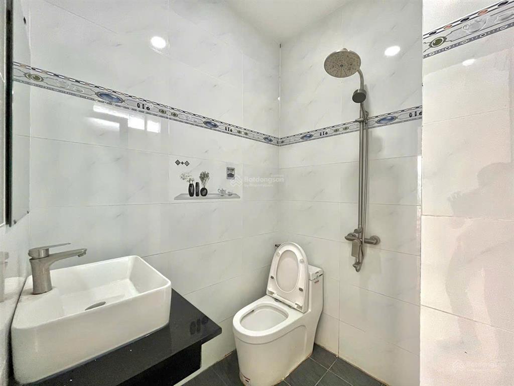 Ban công full nội thất  tách bếp  ngay mặt tiền đường trường chinh  cầu tham lương