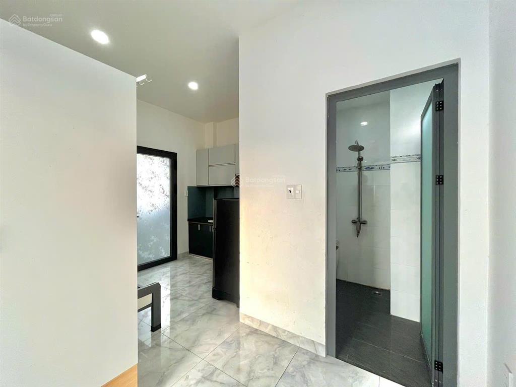 Ban công full nội thất  tách bếp  ngay mặt tiền đường trường chinh  cầu tham lương