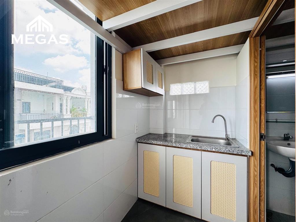 Trống sẵn 1 phòng ban công riêng 40m2  full nt ngay nguyễn ảnh thủ  tô ký