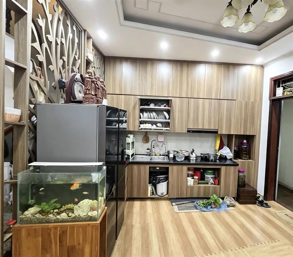 Bán nhà phạm văn đồng  5 tầng ở luôn  mt rộng  cách mặt phố 30m