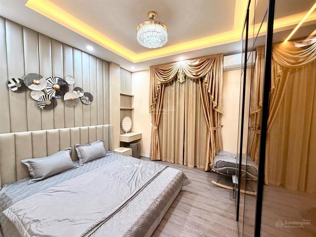 100m ra phố, căn nhà 6t, thang máy hoàng mai, xách va li ở luôn,thông thoáng, full nội thất, sđcc