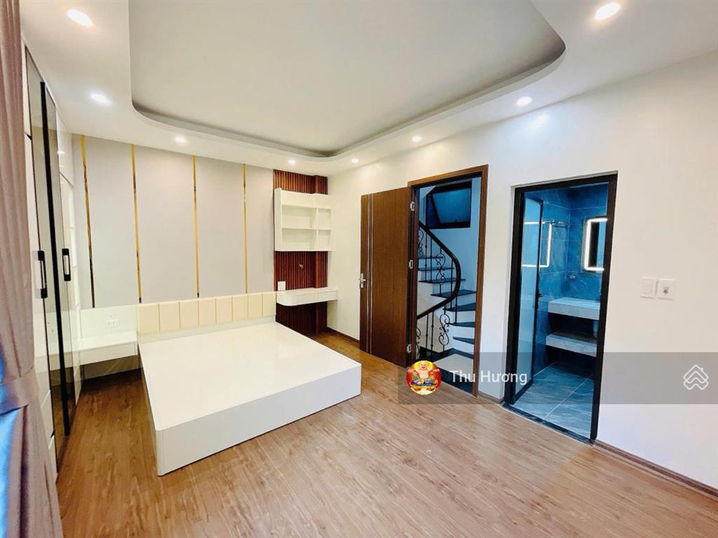 Nhà mới sát times city, 30m ra ô tô, sđcc 48m² x 5t, tặng nội thất, sân riêng, quy hoạch ổn định
