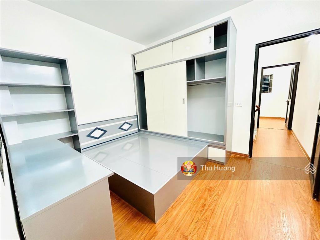Nhà 2 thoáng hoàng mai, ngõ 3 gác, dân xây, sân riêng, 4 ngủ full nội thất, sđcc, không qh