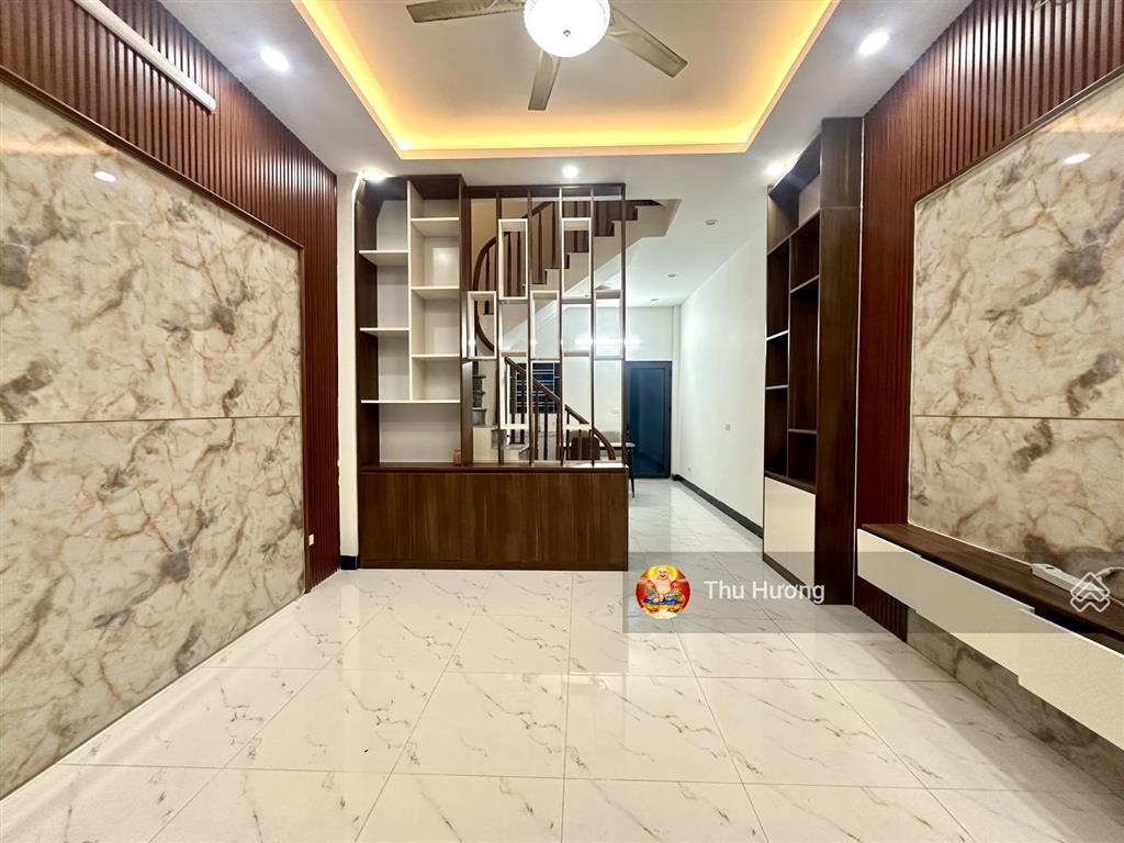Nhà 2 thoáng hoàng mai, ngõ 3 gác, dân xây, sân riêng, 4 ngủ full nội thất, sđcc, không qh