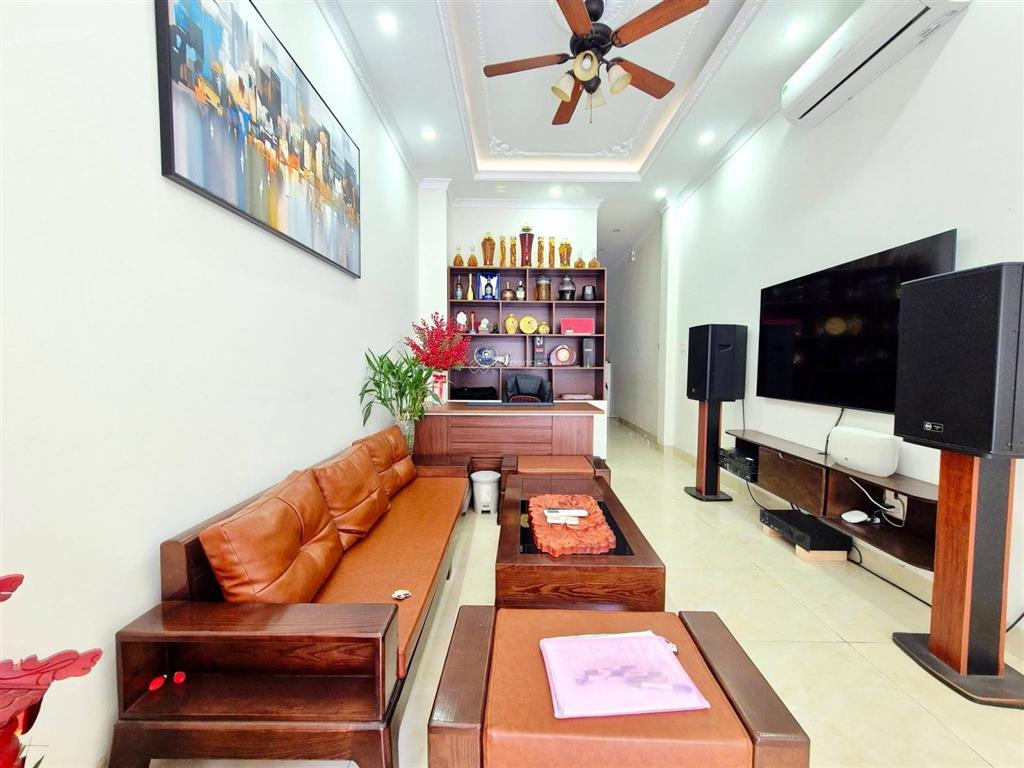 Hiếm! 6 tỷ nhà bạch mai, 30m ra mặt phố, trước nhà 3 gác, 5 tầng 3 ngủ full nội thất, sổ riêng