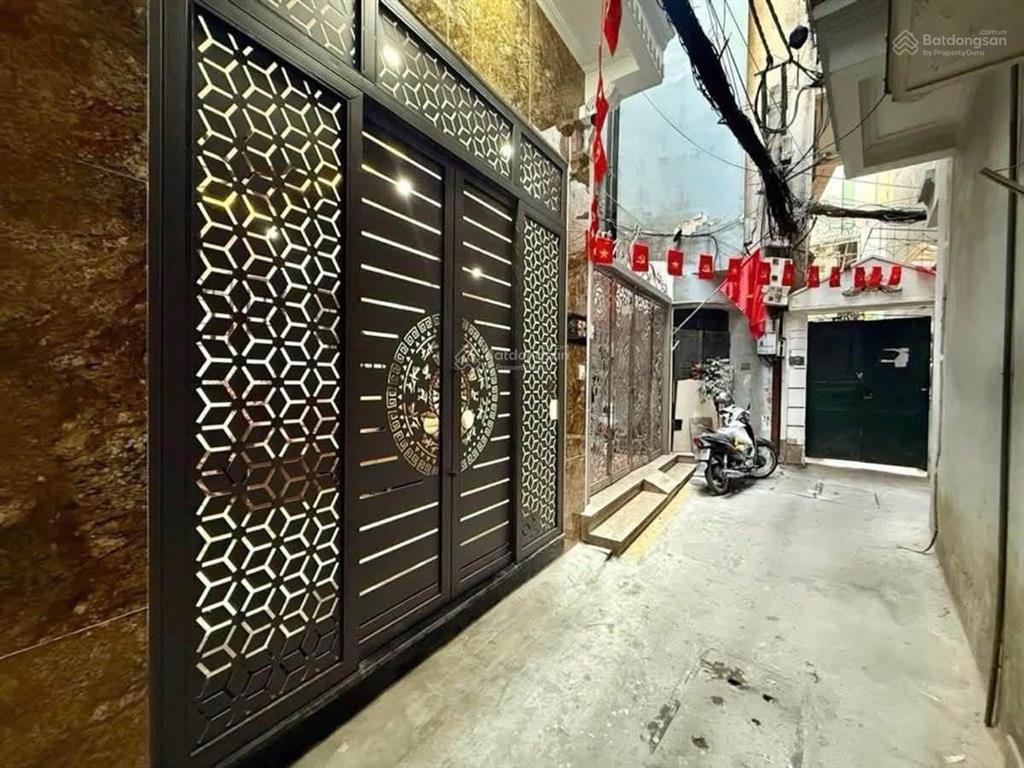 8,15 tỷ, sđcc 45m2, đống đa ngõ thông, 4 ngủ full nội thất, nhà mới, khoá vân tay, khu dân trí cao