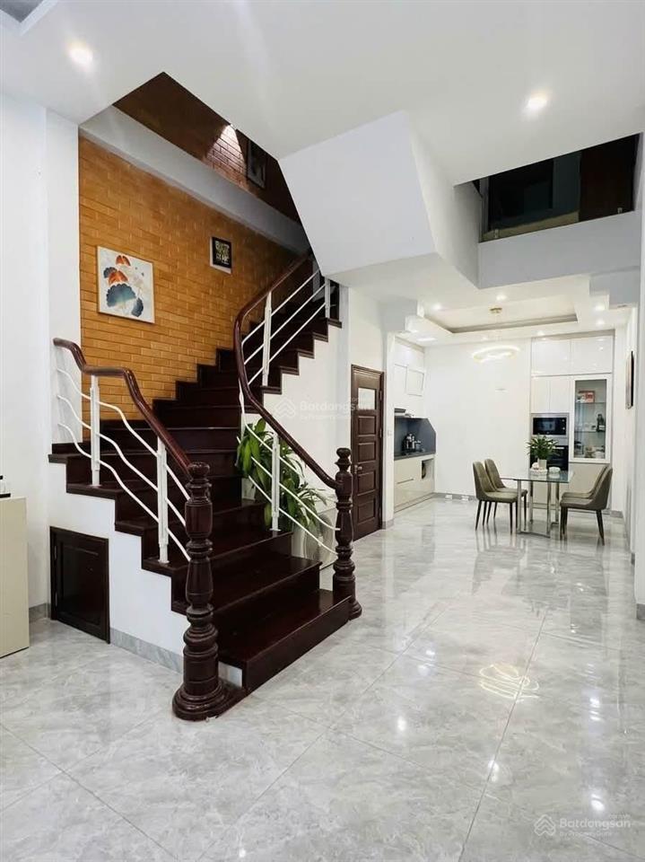 Nhà lô góc minh khai, trước nhà 3 gác tránh, 45m2 x 5t, đủ công năng, sổ đẹp, qh ổn định