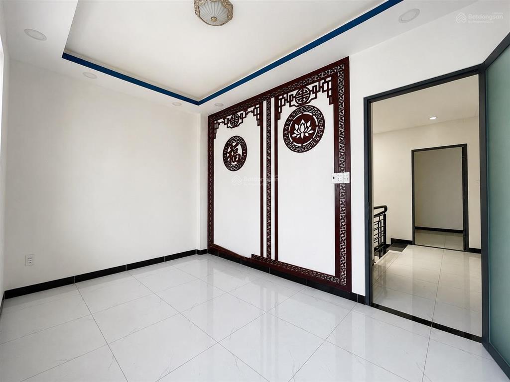 4.2 tỷ  nhà 3 tầng, đường 6m thông  gần chợ long trường