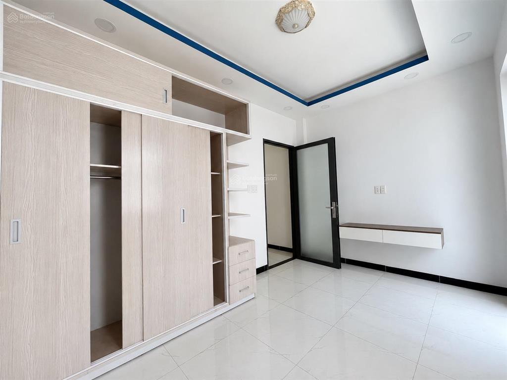 4.2 tỷ  nhà 3 tầng, đường 6m thông  gần chợ long trường