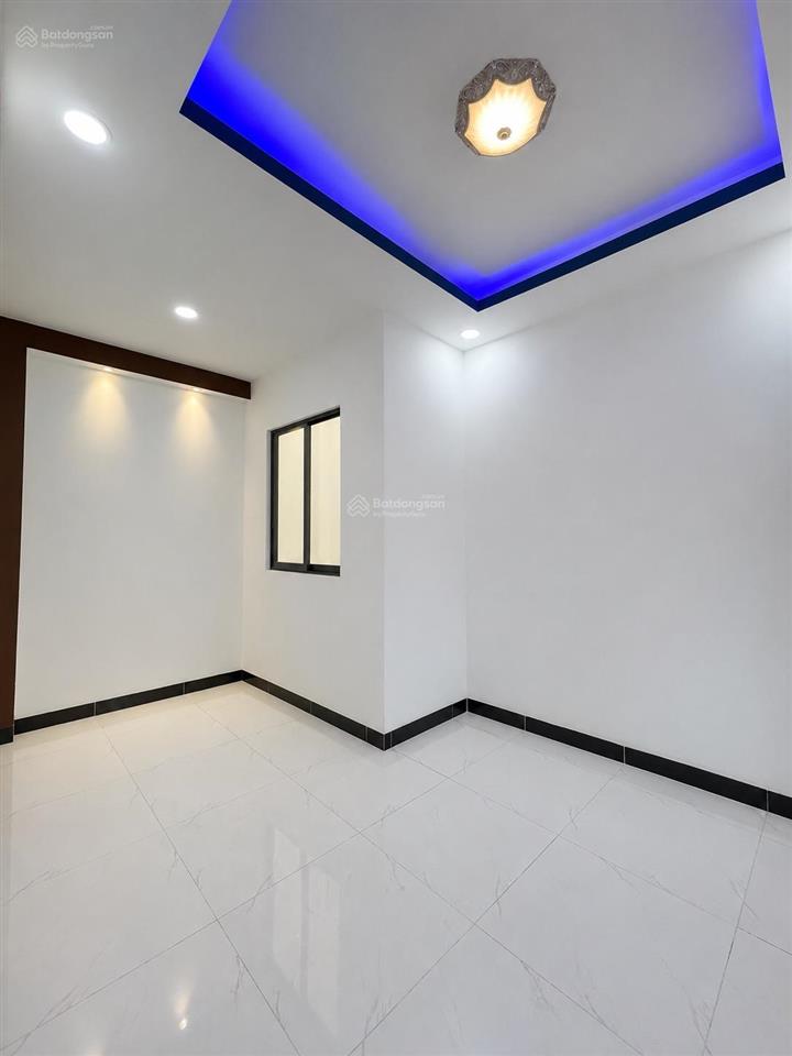 4.2 tỷ  nhà 3 tầng, đường 6m thông  gần chợ long trường