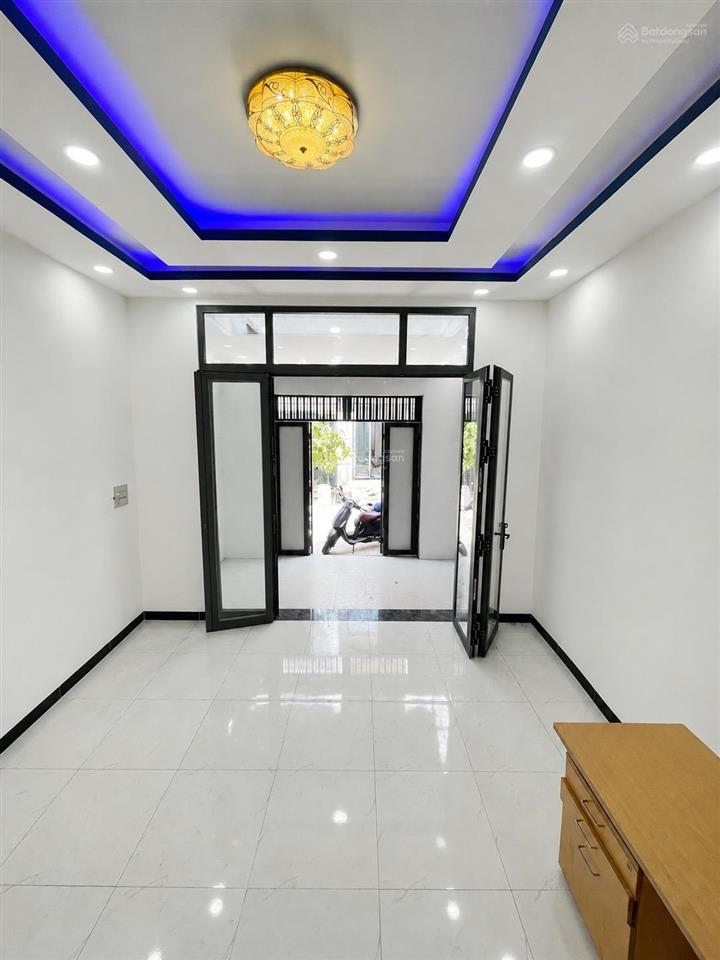 4.2 tỷ  nhà 3 tầng, đường 6m thông  gần chợ long trường