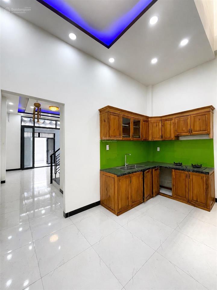4.2 tỷ  nhà 3 tầng, đường 6m thông  gần chợ long trường