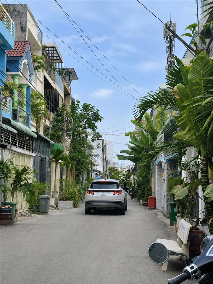 4.2 tỷ  nhà 3 tầng, đường 6m thông  gần chợ long trường