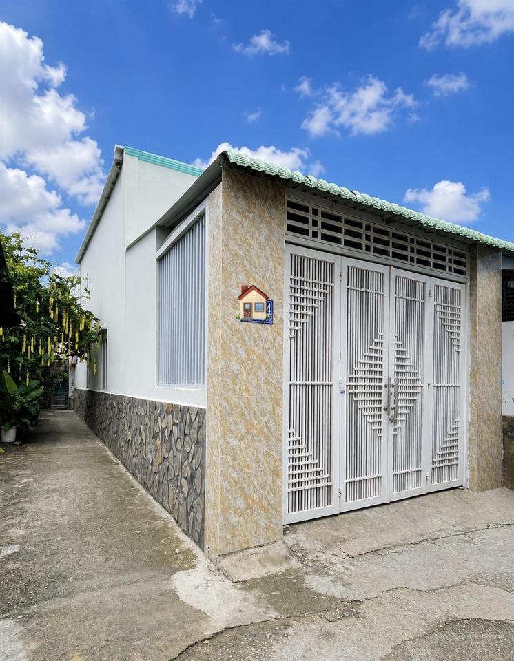 3.85 tỷ  nhà 2 tầng 83 m2, có ngủ trệt, hoàn công đủ  gần chợ long trường